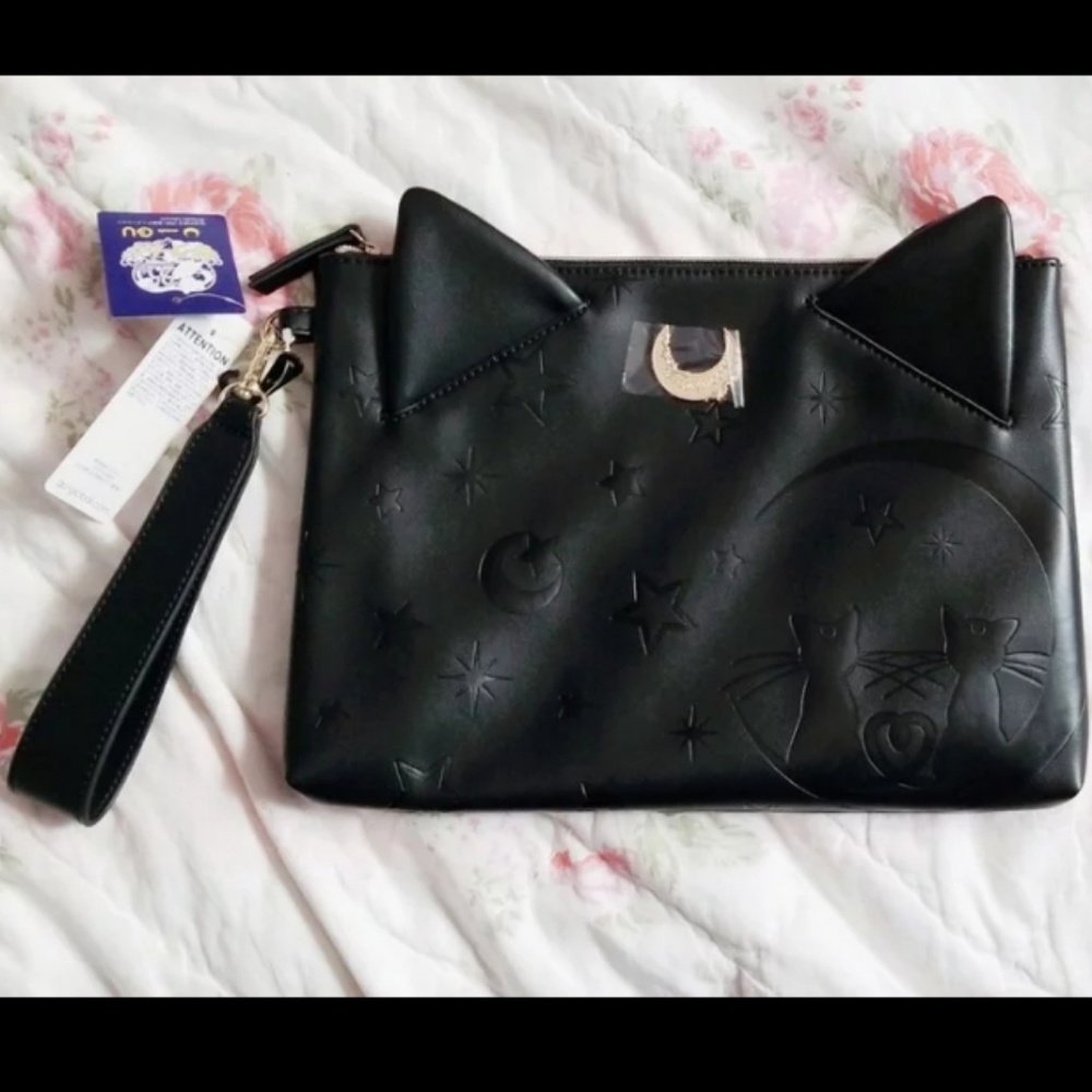 ❤SOLD❤Luna wristlet gu japan collaboration